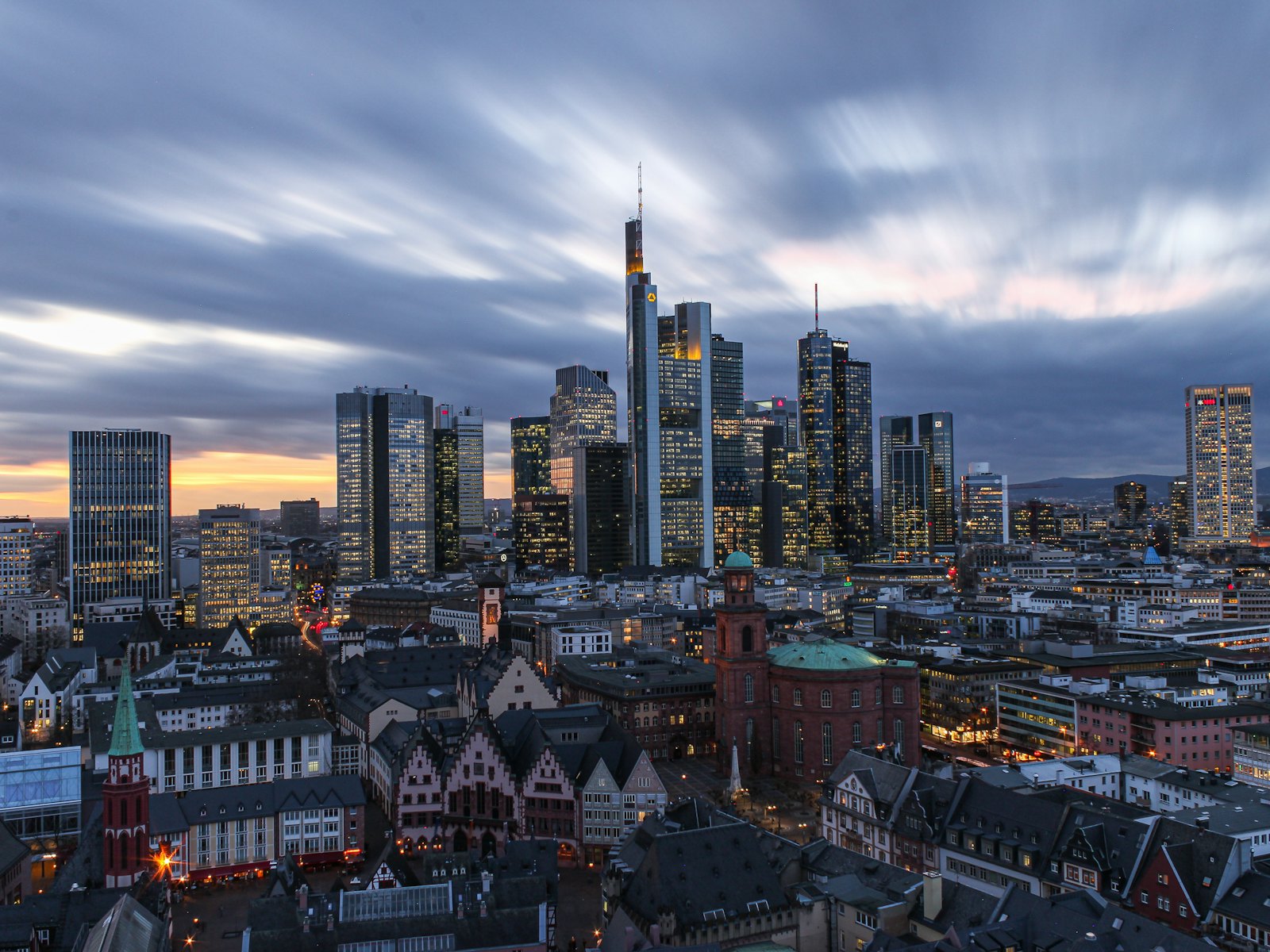 Frankfurter Skyline unter Wolken