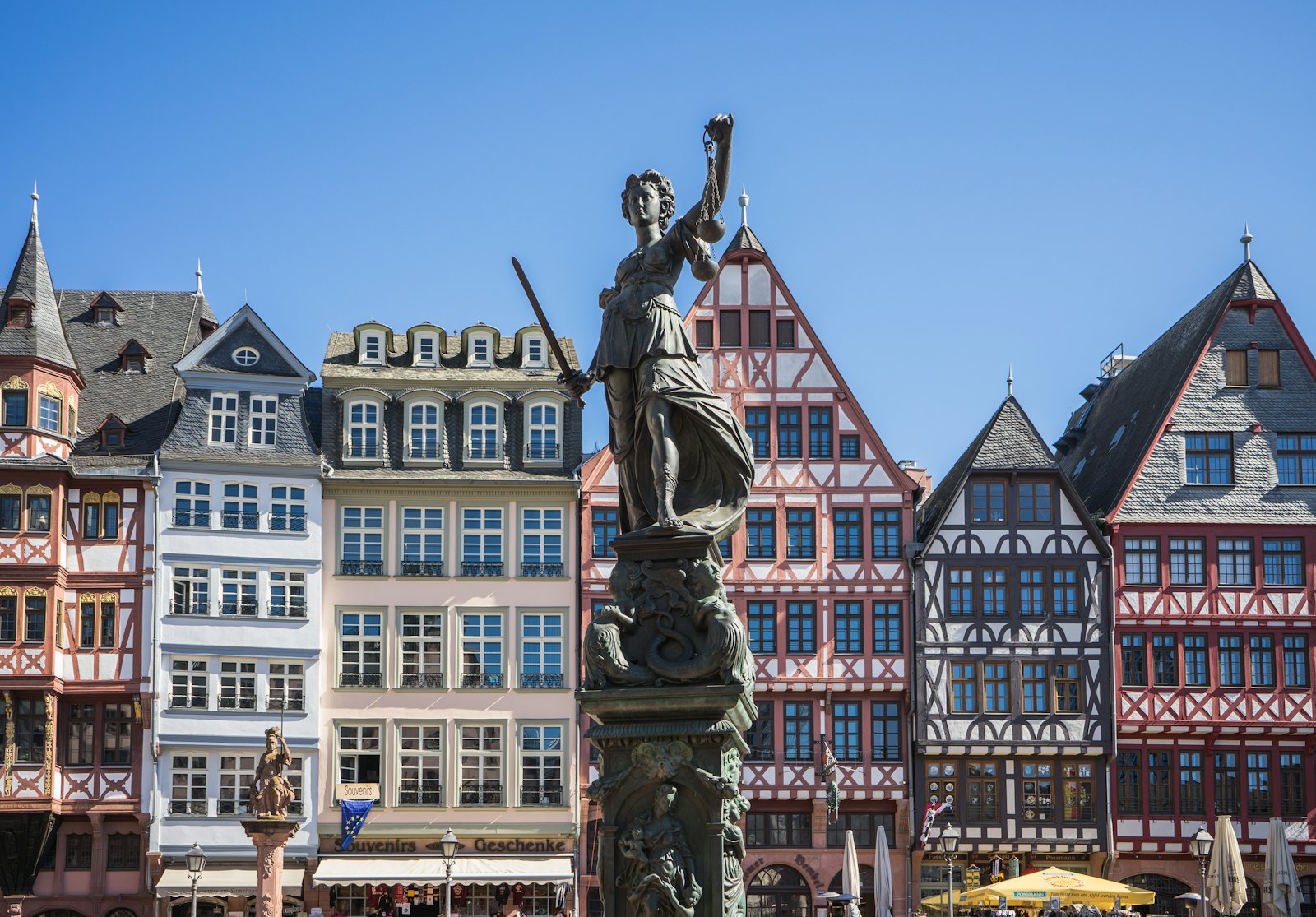 Statue vor historischen Fassaden